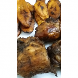 poulet braisé et frites de plantain